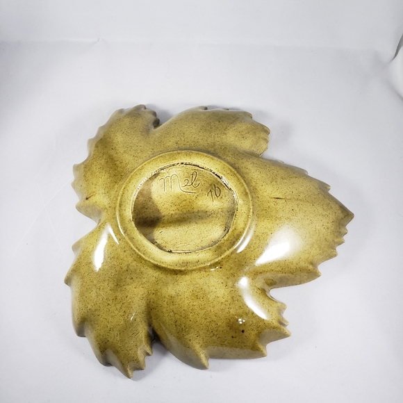 Vintage Ceramic Maple leaf dish. Signed on bottom Mel 70 - Picture 7 of 9